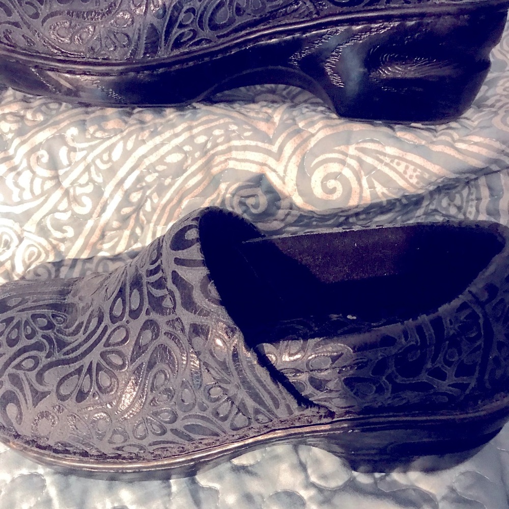 BOC nurses clogs navy blue tooled design heel 2”